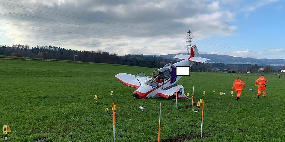 Die Tankanzeige an der "Jodel D117" war kaputt - dies habe der Leiter der Flugschule gewusst, so die Staatsanwaltschaft. Er habe Menschenleben gefährdet. Im Bild das demolierte Kleinflugzeug nach der Notlandung bei Gossau.