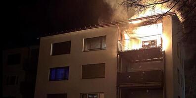 Das Feuer auf dem Balkon brannte lichterloh.