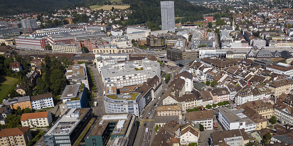 In der Altstadt von Winterthur - und möglicherweise im Zusammenhang mit dem Weltfrauentag am Samstag - führten rund 150 überwiegend weibliche Teilnehmende am Freitagabend eine Kundgebung durch. Diese war allerdings nicht bewilligt. (Archivbild)