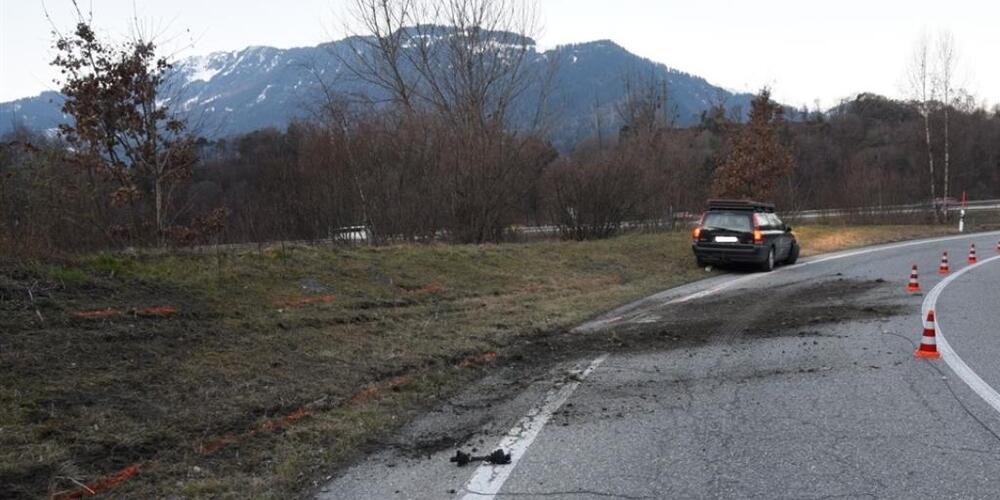 Ein 29-Jähriger verunfallte am Samstagmorgen mit einem entwendeten Auto in Bonaduz GR. Anschliessend wollte er mit dem Zug weiterreisen.
