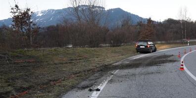 Ein 29-Jähriger verunfallte am Samstagmorgen mit einem entwendeten Auto in Bonaduz GR. Anschliessend wollte er mit dem Zug weiterreisen.