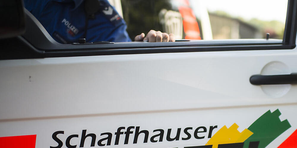 In Neuhausen SH fuhr am Freitag ein Autolenker oder eine Autolenkerin eine 76-jährige Velofahrein an und entfernte sich, ohne sich um die Verletzte zu kümmern. (Symbolbild)