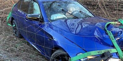 Am Samstag kam bei einem Unfall zwischen zwei BMW bei Safenwil AG eines der Autos von der A1 ab und mähte einen Wildschutzzaun um.