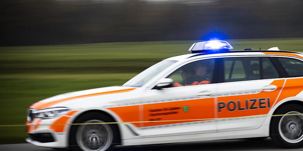 Die Kantonspolizei St. Gallen kontrollierte einen fahrunfähigen 28-Jährigen am Samstag in Sevelen mehrfach. (Symbolbild)
