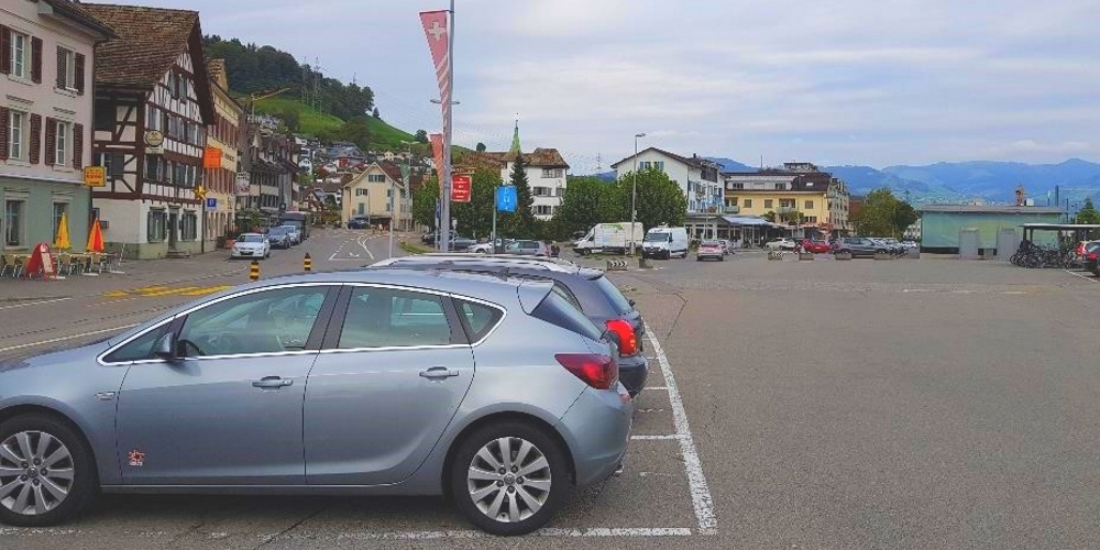 Mit der neuen Zentrumsgestaltung mit Tiefgarage soll der trostlose Platz vor dem national geschützten Schmerkner Ortsbild deutlich aufgewertet werden.