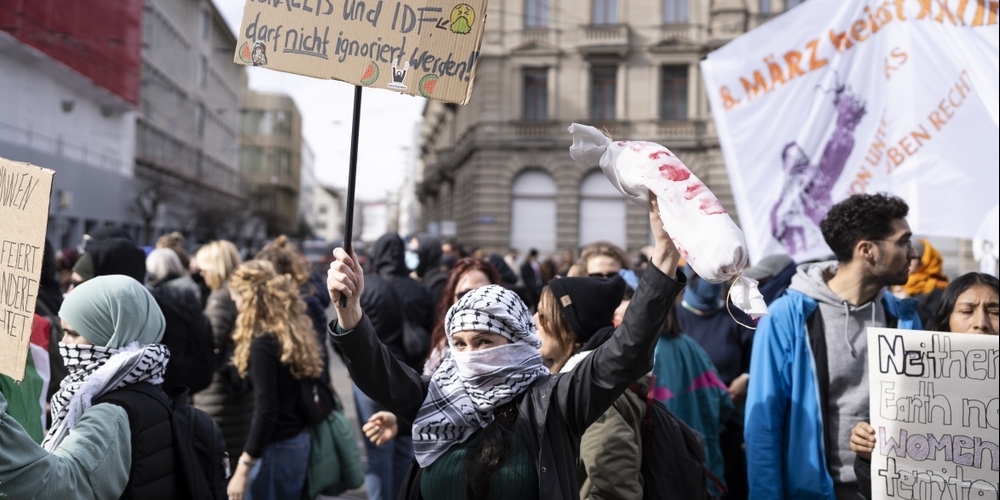 Diverse Teilnehmerinnen verstiessen auch gegen das Vermummungsverbot. 