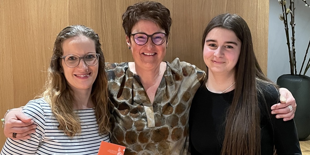 Präsidentin Christine Schmidheiny (Mitte) mit den 2 neuen Mitgliedern Kathrin Gillioz (links) und  Sofia Di Federico (rechts)