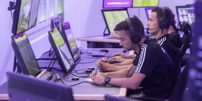 Volle Konzentration auf jede Sequenz: die Video-Referees in ihrer geschützten Werkstatt in Volketswil.