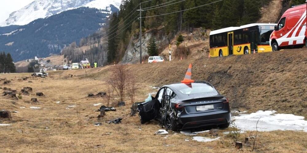 Im Vordergrund ist das Auto des 33-Jährigen. Weiter hinten befindet sich das Fahrzeug des 18-jährigen Lenkers.