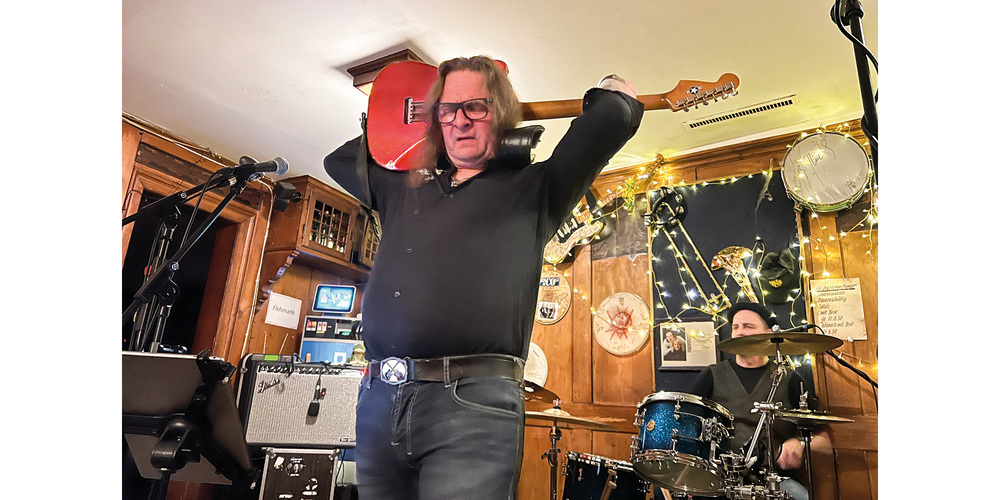 Reverend Rusty Stone in Spiellaune. Zusammen mit seiner Band «The Case» sorgte er für eine volle Bude mit elektrisierender Stimmung.