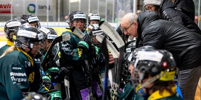 Die HC Thurgau Ladies besprechen ihr Spiel im Team.