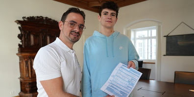 Claude Allenspach, Leiter Hausdienst und Berufsbildner, zusammen mit dem ersten Lehrling Patrik Odzoska, der den Lehrvertrag zeigt