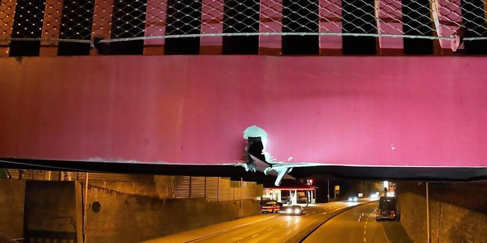 Der Lastwagen beschädigte eine Fussgängerbrücke.