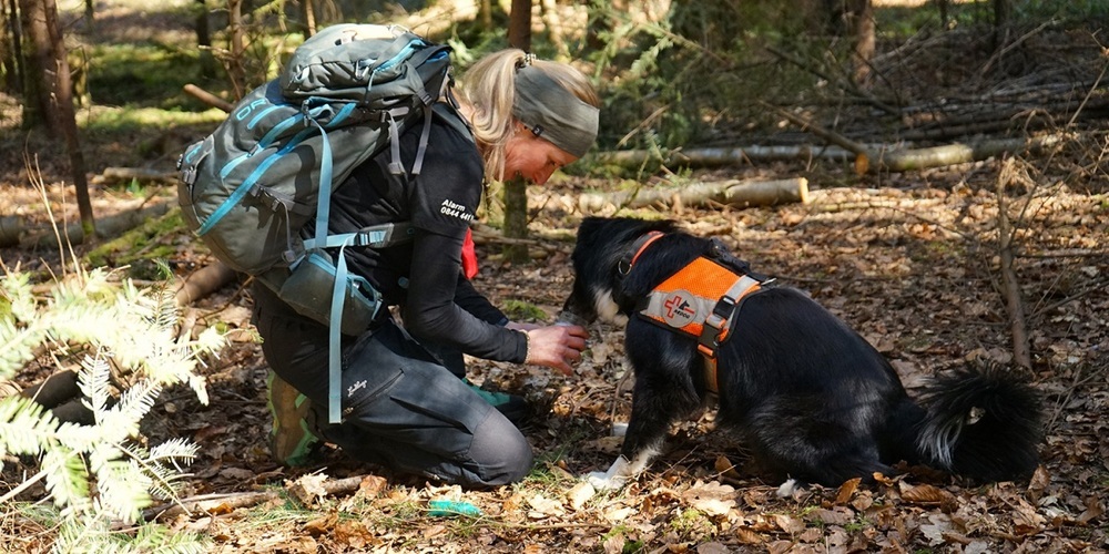Choice (Australian Shepherd) kriegt nach gefundenem Rucksack von Hundeführerin Sue Züger die verdiente Belohnung.
