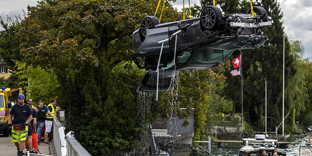 2024 kam es auf den Zürcher Strassen zu weniger Unfällen als im Vorjahr. Bei diesem Unfall in Küsnacht wurde der Fahrer in kritischem Zustand geborgen. (Archivbild)