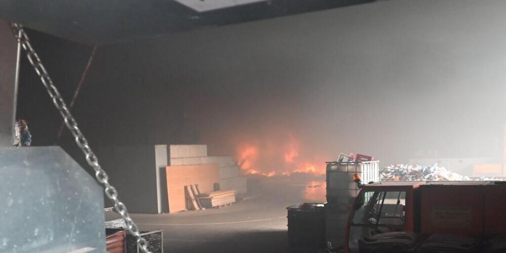 Die Feuerwehr konnte den Brand im Recyclingbetrieb rasch löschen.