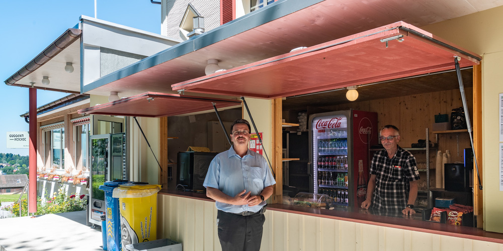 «Guggeien Waldschenke» eröffnet. Betrieben wird das Angebot von Leomat. Im Bild: Daniel Büchel, CEO Leomat AG mit Gastgeber Kurt Blötzer. (Foto: Advery.ch)