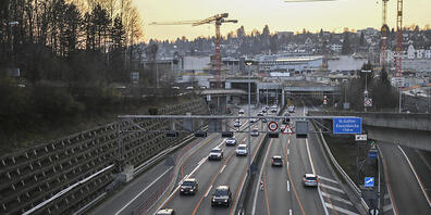 Der Zufahrtsverkehr zu St.Gallens Stadtautobahn könnte mit Pförtneranlagen gesteuert werden. Eine SVP-Mitte-Motion will das verhindern. (Archivbild)