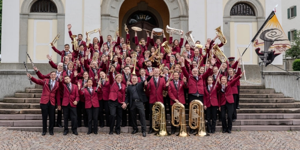 Die Musikgesellschaft Alpenrösli noch in der bisherigen Uniform. Wie wohl die neue aussieht?