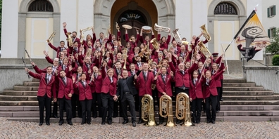 Die Musikgesellschaft Alpenrösli noch in der bisherigen Uniform. Wie wohl die neue aussieht?