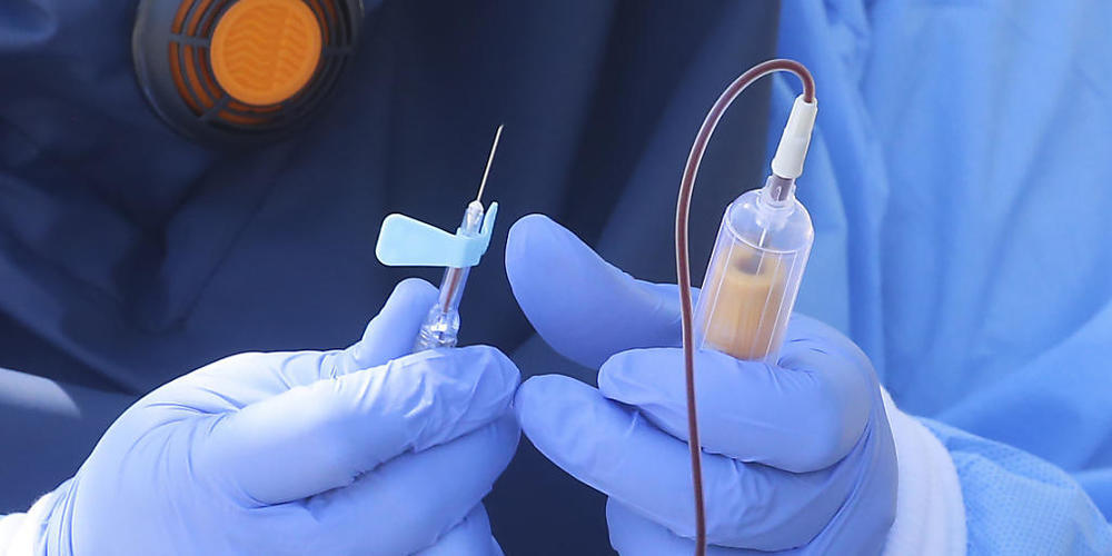 In einem Schulhaus in Kloten ZH ist eine Mitarbeiterin, die Kinder in Krippe und Hort betreute, positiv auf das Coronavirus getestet worden. Der Betrieb bleibt bis auf weiteres geschlossen. (Archivbild)