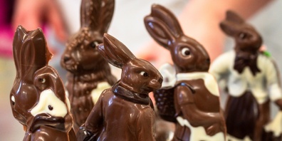 Ja es gibt sie: Die richtige Art und Weise, einen Schoggi-Osterhasen zu essen