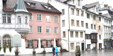 Einst gingen im pfirsichfarbenen Haus an der St.Galler Gallusgasse Bischöfe ein und aus. Nun entsteht ein Vermittlungsraum der Stiftsbibliothek.