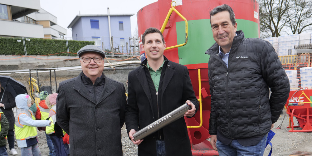 Die Verantwortlichen haben an der Grundsteinlegung eine Zeitkapsel vergraben. (v.l.) Bruno Spirig, Präsident Ortsgemeinde Schmitter; Ralph Lehner, Gemeindepräsident; Patrick Spirig, Schulratspräsident