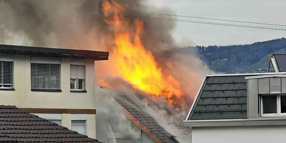 Starker Rauch wegen eines Dachstockbrands in Reichenburg.