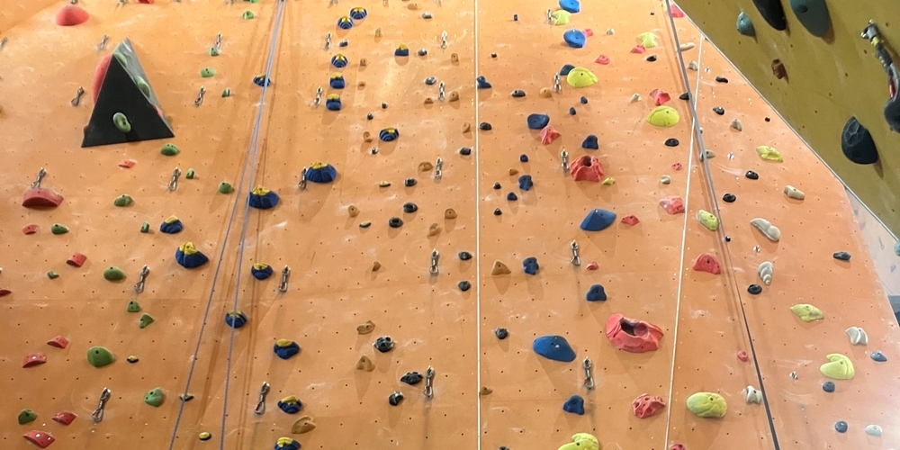 Der Jugendliche stürzte beim Abstieg auf der Kletterwand aus mehreren Metern zu Boden.