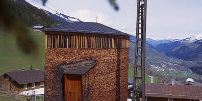 Die Kapelle Caplutta Sogn Benedetg des bekannten Schweizer Architekten Peter Zumthor in Sumvitg in Graubünden. Sumvitg ist eines der Bündner Dörfer, die wegen einer Verschlechterung ihres Ortsbildes aus dem Bundesinevtar der schützenswerten O...