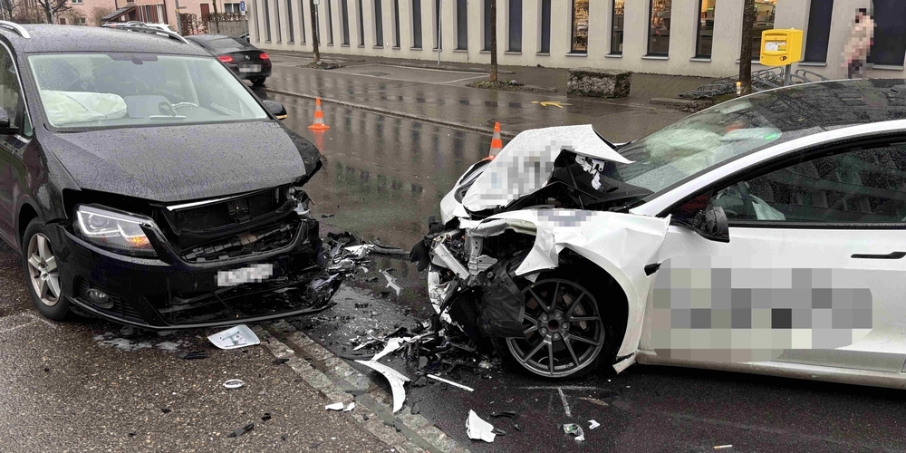 Bei der Frontalkollision zweier Autos in Eschenbach wurden beide Lenker verletzt und es entstand Sachschaden von mehreren zehntausend Franken.