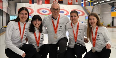 Wir gratulieren, v. l., Alena Trunz, Nelia Trunz, Trainer Armin Räbsamen, Finja Trunz und Deborah Lüber. 