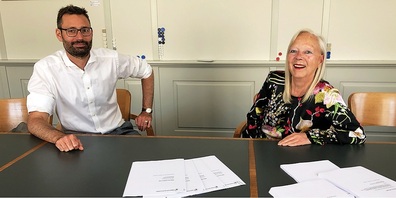 Die Stiftungsratspräsidentin der neuen Stiftung dreischiibe Angela Tsering und Stiftungsratsmitglied Michael Friedli bei der offiziellen Beurkundung des Handelsregistereintrags.