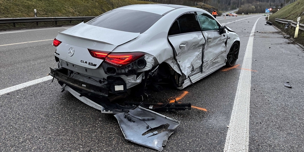Ein Überholversuch und zwei Ausweichmanöver des Lenker dieses Autos standen am Ursprung des Unfalls auf der A15.