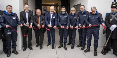 v.l.n.r.: Marcel Schnellmann, Bezirkschef; Mario Fehr, Regierungsrat; Matthias Hauser, Gemeindepräsident Hüntwangen; Rolf Lienhard, Präsident Baugenossenschaft Rafz, Marius Weyermann, Kommandant Kapo Zürich; Peter Bächer, Chef  Regionalpolizei; Ronnie Leuthold, Kreischef von Embrach und Huber Regionaloffizier Winterthur/Unterland 