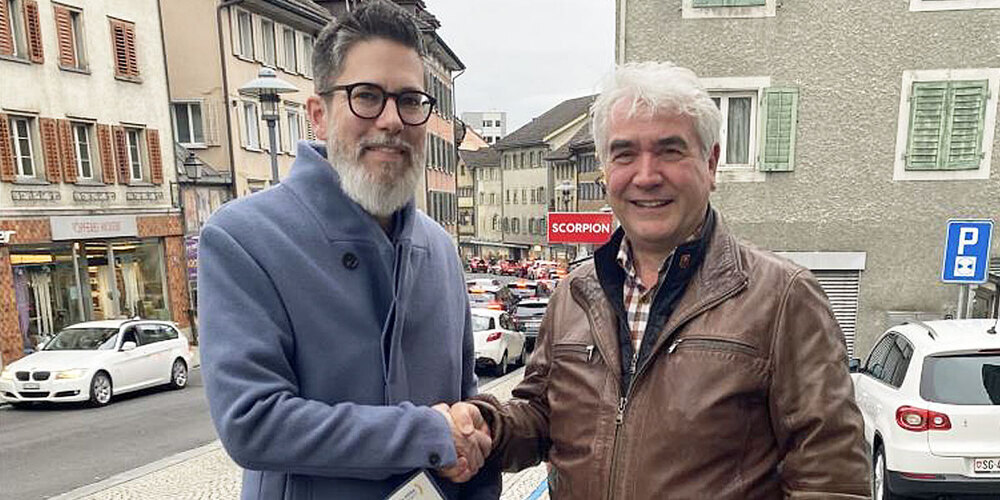 Felix Schnyder, Präsident ad interim (rechts) übergibt des Massnahmenplan der Mitte Uznach an den Gemeinderat Sandro Greuter