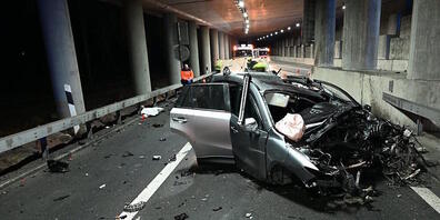Der Fahrer prallte in einer gesperrten Autobahnauffahrt in einer Betonpfeiler.