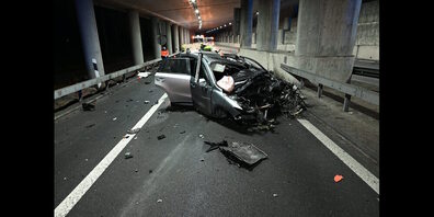 Selbstunfall auf der Walenseestrasse: Der 61-jährige Autofahrer stirbt noch auf der Unfallstelle. (Bilder Kantonspolizei St. Gallen)