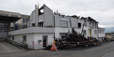 Nur noch eine Ruine und unbewohnbar: das Mehrfamilienhaus an der Bahnhofstrasse in Reichenburg am Tag nach dem Brand. 