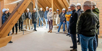 Viele Interessierte am Aufrichteanlass.