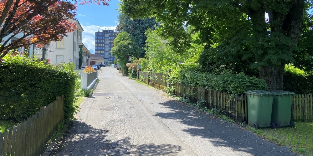 Die St. Wendelinstrasse in Rapperswil soll zu einer Gemeindestrasse 2. Klasse aufklassiert, ganz saniert und bezüglich Sichtverhältnissen optimiert werden.