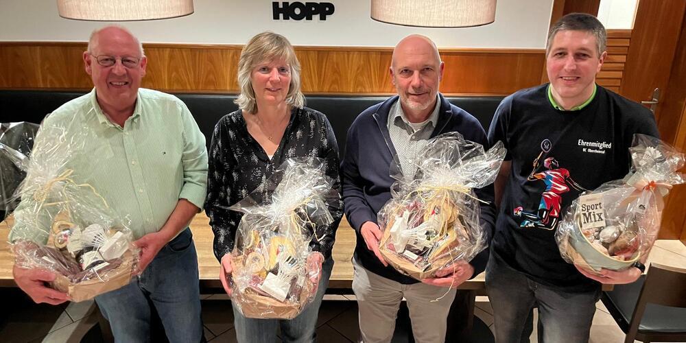 Die Freimitglieder Simon Hasler, Ruth Thurnheer und Remo Maurer mit Ehrenmitglied Markus Heeb