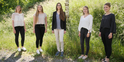 Sie lieferten an der PHSZ besonders gute Bachelorarbeiten ab: (v. l.) Nadja Suter, Céline Reichmuth, Verena Rohrer, Linda Furger und Michaela Schuler.