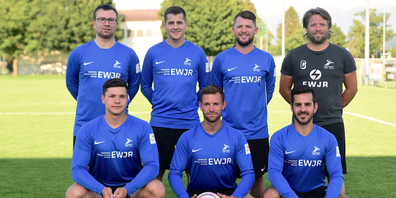 Startet mit dem Ziel «Finalevent-Teilnahme» in die Feldsaison 2020: Das NLA-Männerteam von TSV Jona Faustball mit (hinten von links) Sebastian Kammer, Patrick Kuster, Andreas Merk, Trainer Stefan Helbling und (kniend von links) Max Krebser, Yannick Landolt sowie Kevin Parkel. (Bild: Silvano Umberg)