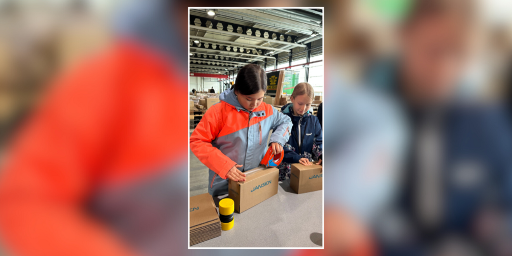 Anpacken und einpacken: Schülerinnen erleben an den «Young Tec Fun»-Tagen, hautnah und praktisch, wie sich ein Job in der Industrie anfühlen könnte