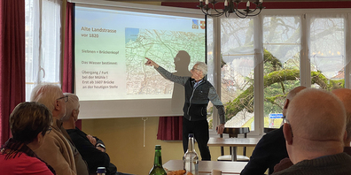 Architekt Toni Schnellmann nahm am 12. Gipfeltreffen der FDP Galgenen das Publikum auf eine historische Reise mit.