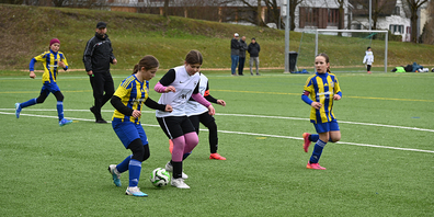 Zweikämpfe, Zusammenhalt und Pokale am KS-Cup im Peterswinkel in Lachen.