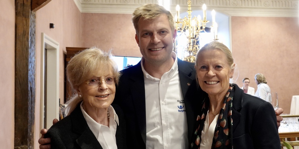 Oliver Heer mit Mutter (r.) und Grossmutter