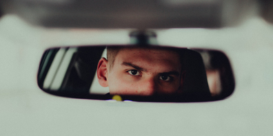 Eitelkeit im Auto ist fehl am Platz: Ein Schwyzer hat sich auf der Autobahn die Haare gekämmt.